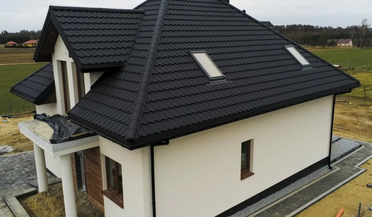 Blachodachówka – kompletny przewodnik. Rodzaje, producenci, grubość, powłoki i najczęstsze błędy